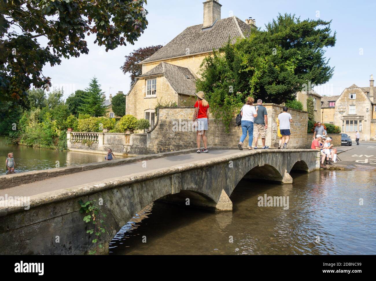 Puente de piedra sobre el río Windrush, Bourton-on-the-Water, Gloucestershire, Inglaterra, Reino Unido Foto de stock