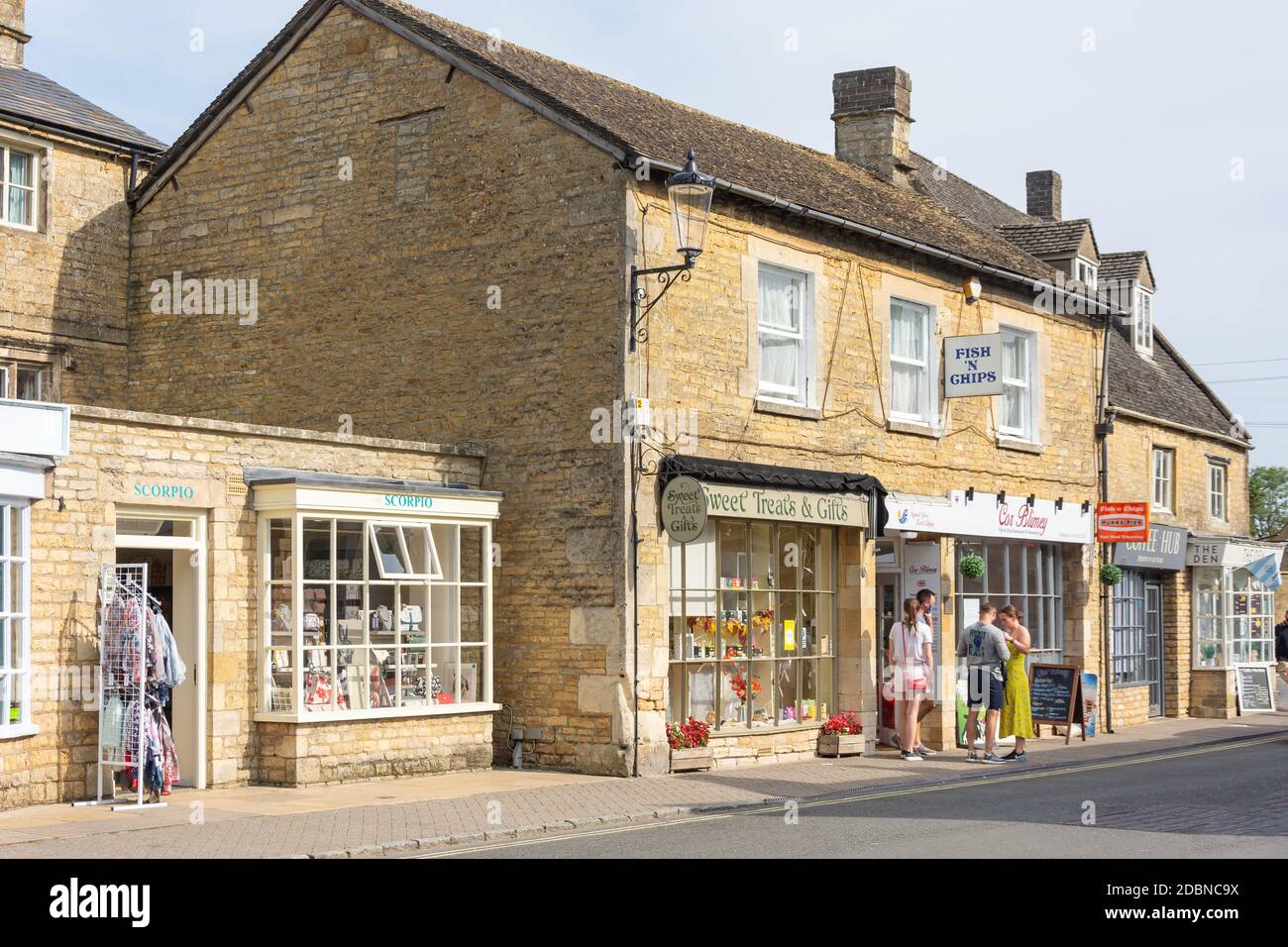 Tiendas de turismo, High Street, Bourton-on-the-Water, Gloucestershire, Inglaterra, Reino Unido Foto de stock