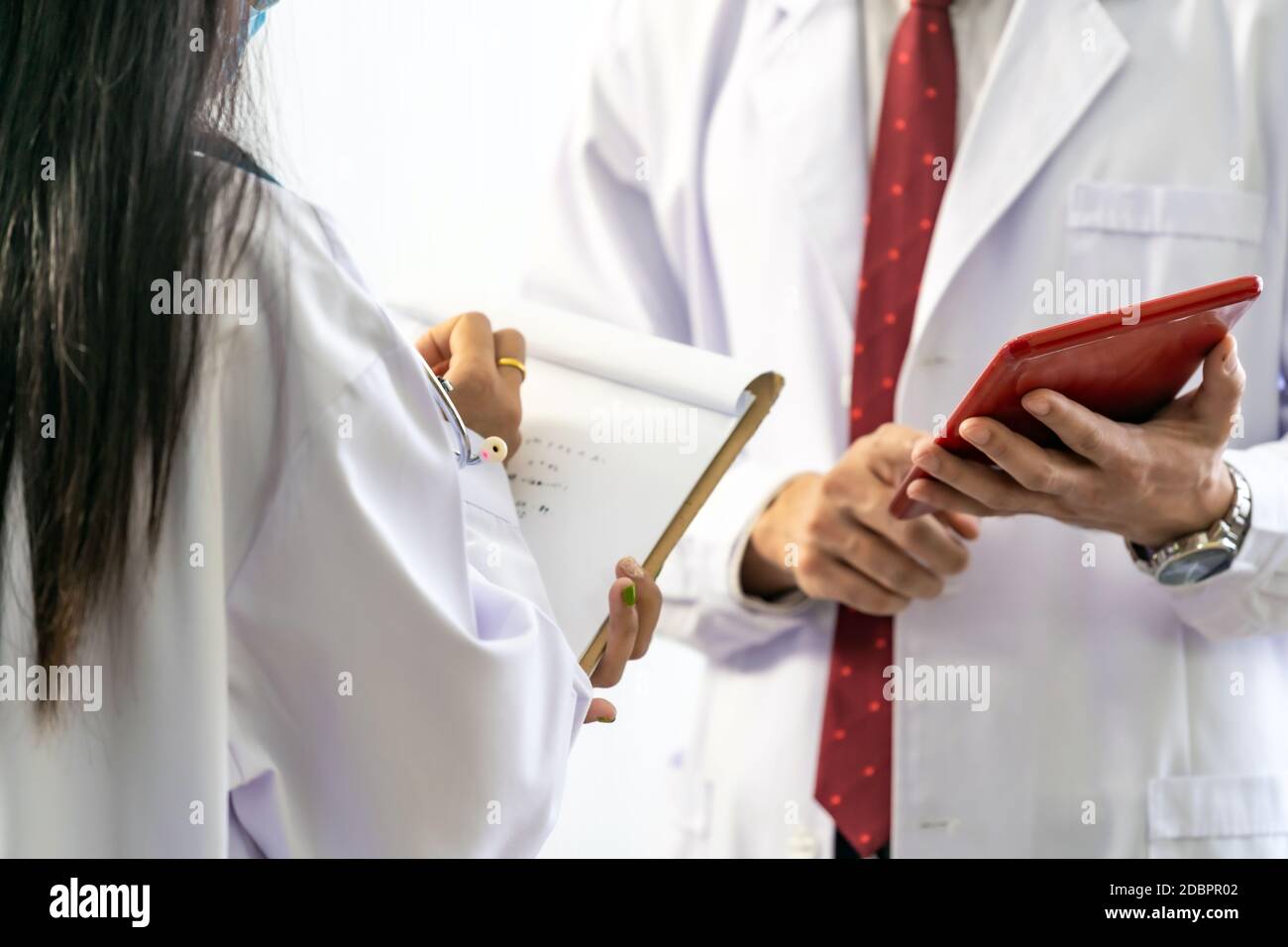 primer plano de un médico de cabecera que da a sus colegas más jóvenes