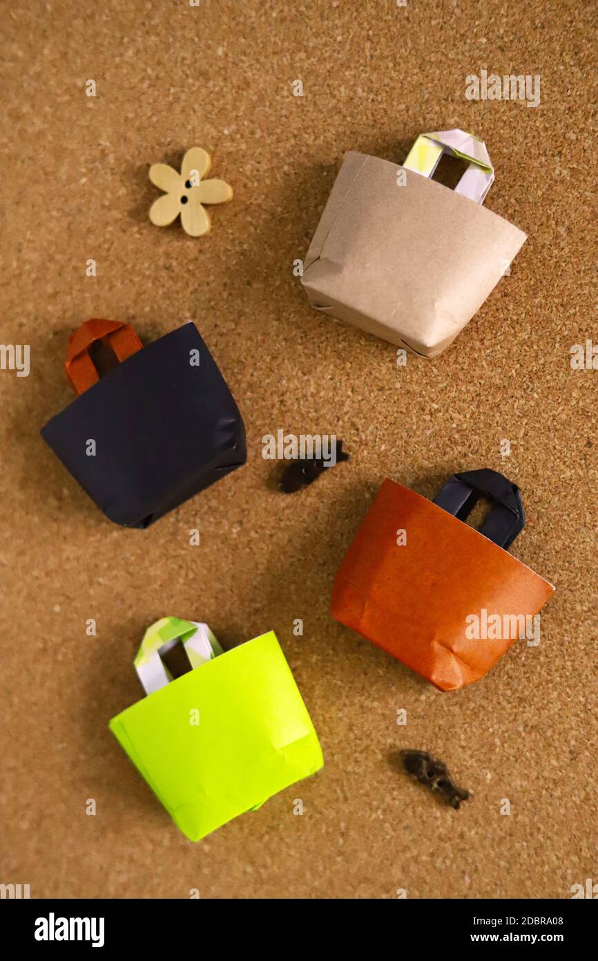 Bolsas ecológicas en miniatura hechas de papel origami, bolsas de compras,  mis bolsas Fotografía de stock - Alamy