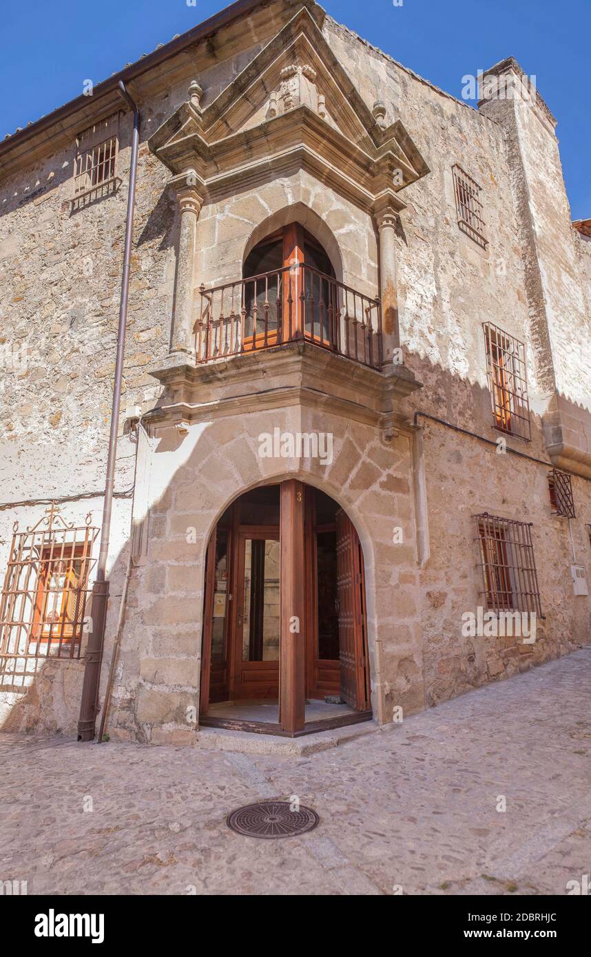 Chaves Calderón Mendoza Palace, Trujillo, Extremadura, España, el único  palacio del mundo que tiene una puerta y ventana en la esquina Fotografía  de stock - Alamy