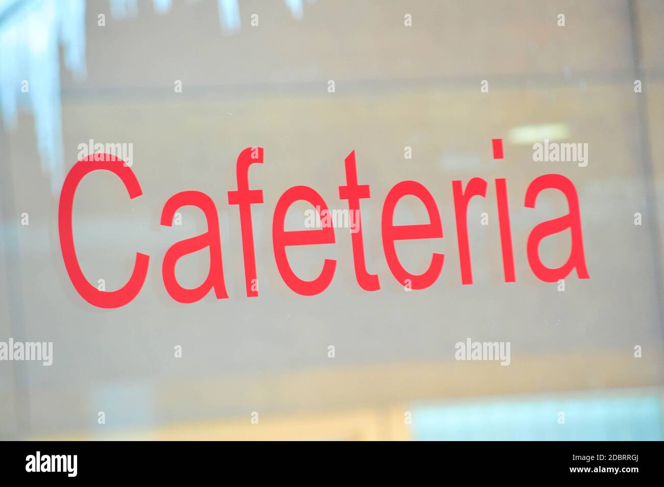 Cafetería en la ventana, letras rojas que deletrean la palabra cafetería  Fotografía de stock - Alamy