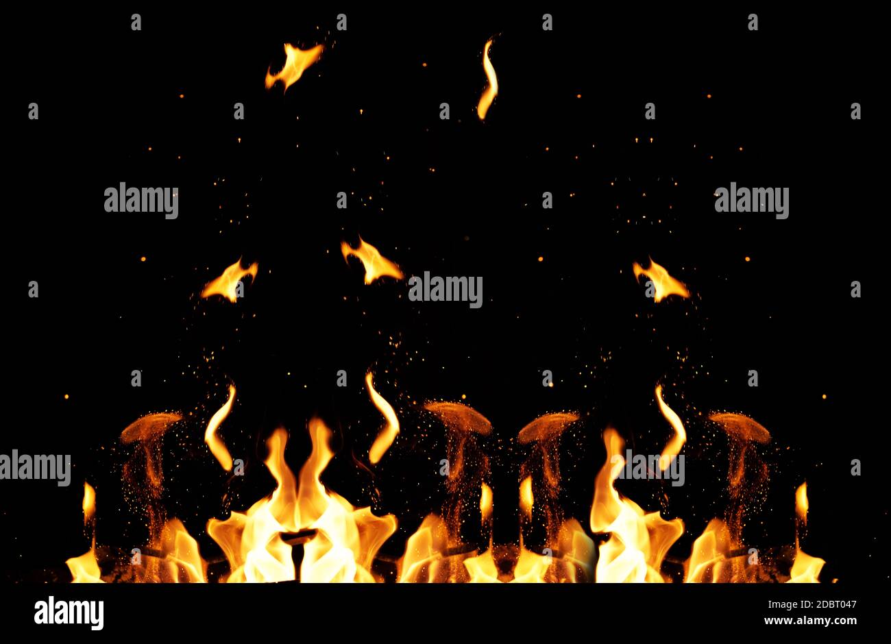 gran fogata ardiente con chispas de llama y naranja que vuelan en diferentes direcciones sobre un fondo negro, fotograma completo Foto de stock
