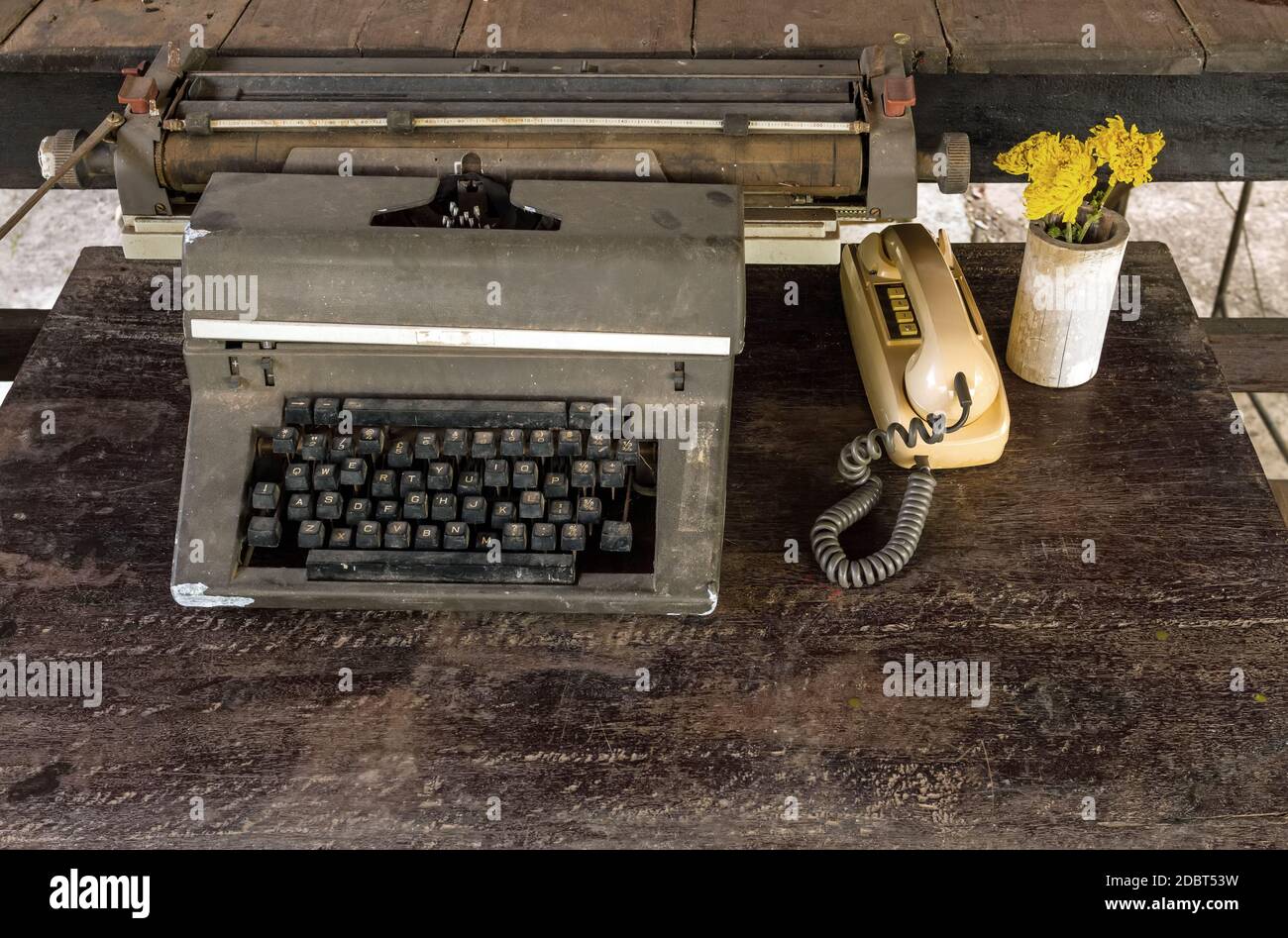 Cierre De Teléfonos Antiguos Y Máquinas De Escribir Foto de archivo -  Imagen de cultura, typewriter: 255465948