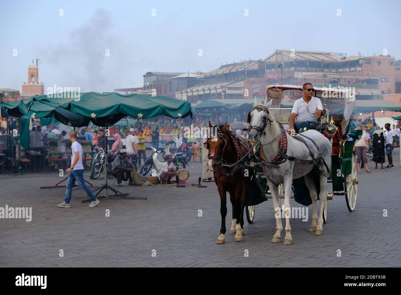Marruecos Marrakech - el bullicio del mercado en la plaza Djemaa el Fna Foto de stock