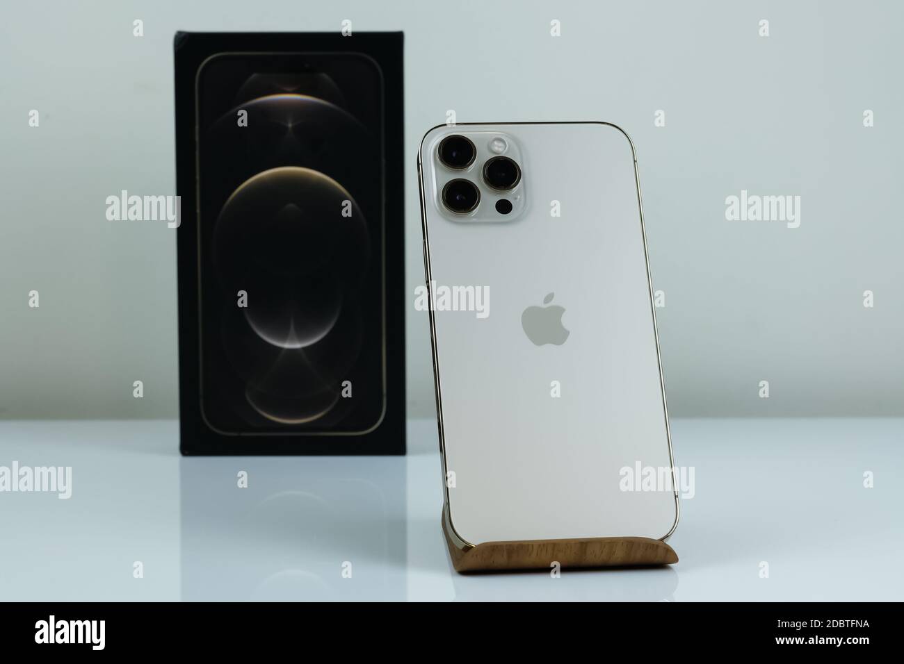 Iphone 12 pro max en dorado fotografías e imágenes de alta resolución -  Alamy