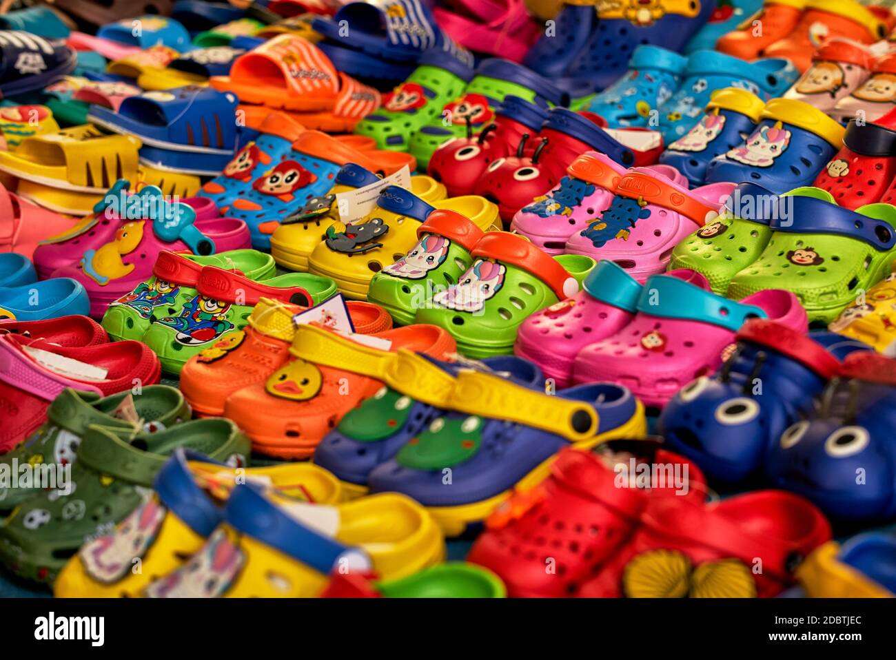 Zapatos Crocs. Zapatos de plástico de colores para niños a base de zuecos  holandeses sin cordones en el calzado Fotografía de stock - Alamy