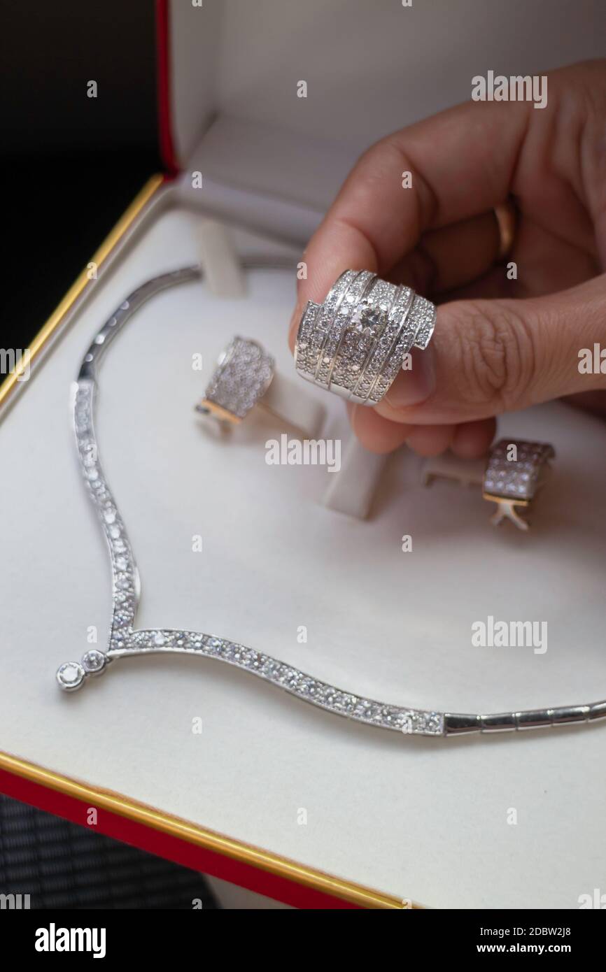 Juego de joyas de diamantes de lujo, foto de stock Fotografía de stock -  Alamy