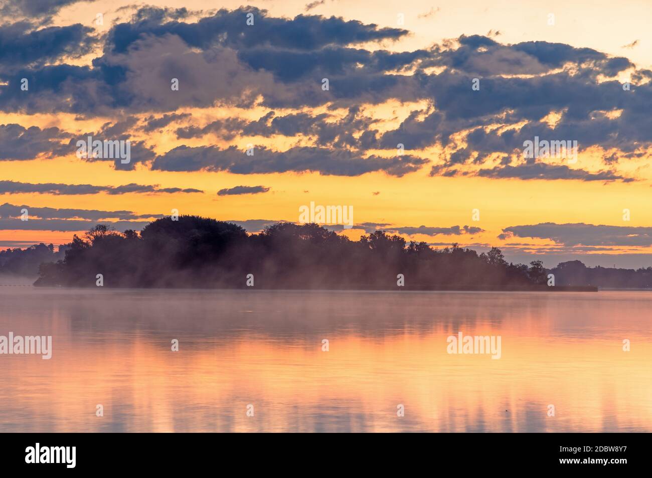 Amanecer en el lago Woerthsee, Baviera, Alemania Foto de stock