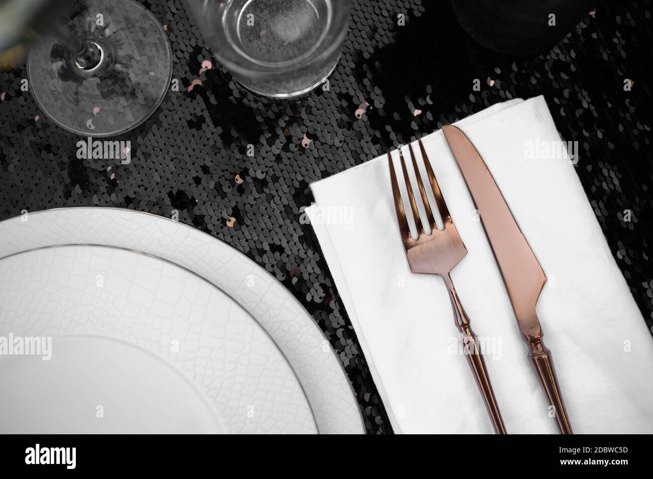 Elegante mesa con vajilla negra sobre fondo claro Fotografía de stock -  Alamy