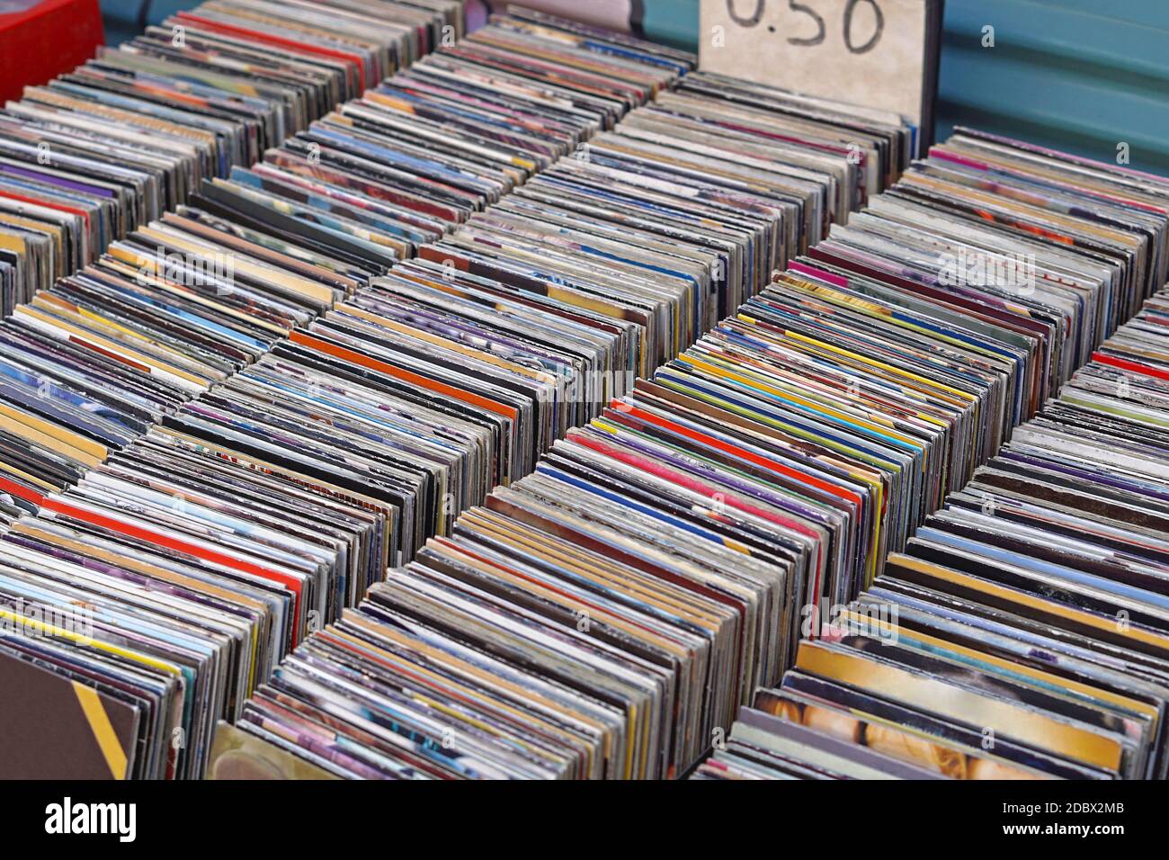 CDs usados para la venta en el mercado de pulgas Fotografía de stock - Alamy