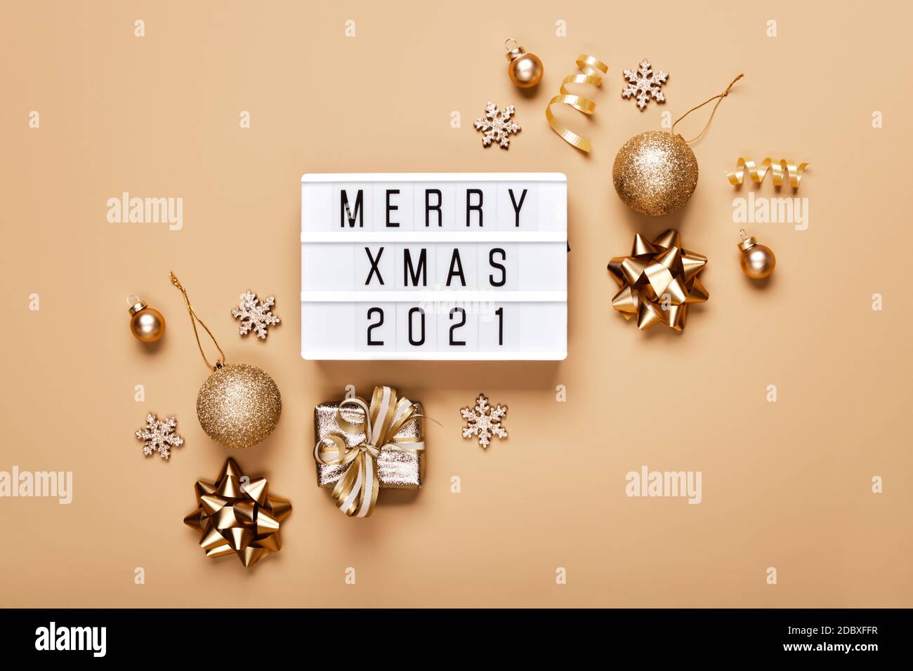 Caja de luz con texto FELIZ NAVIDAD 2021 y decoración dorada de Navidad  sobre fondo beige. Diseño creativo en colores monocromos neutros Fotografía  de stock - Alamy