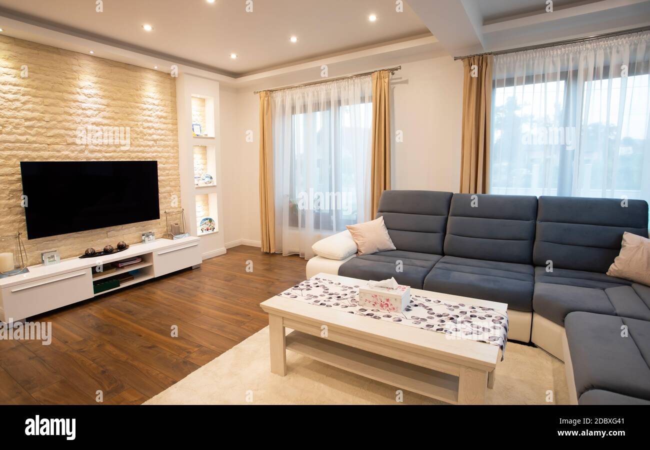Interior de sala de estar moderno - foto de gran angular Fotografía de  stock - Alamy