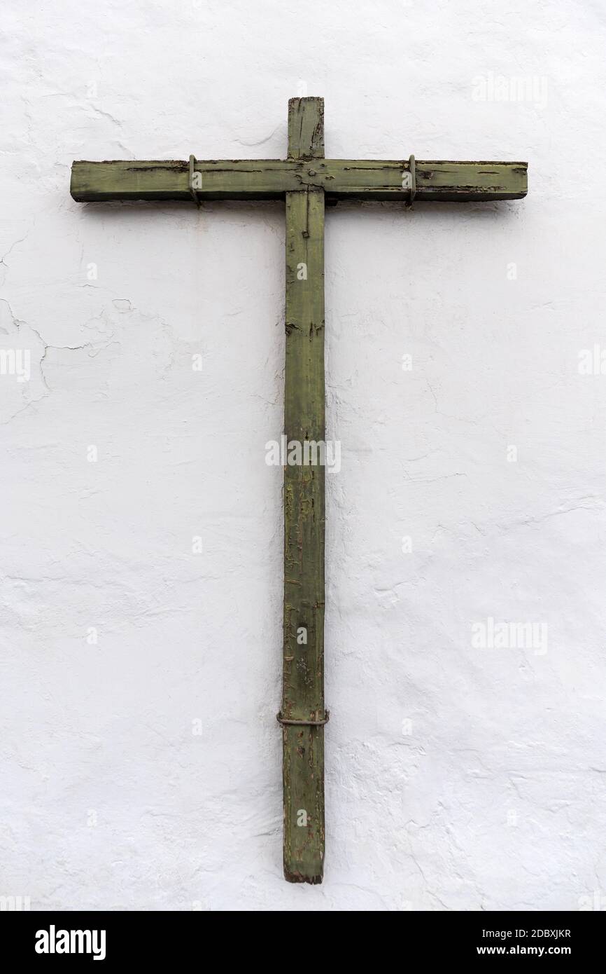 Cruz Cristiana De Madera Sobre Fondo Blanco Con Espacio Para Escribir Foto  de stock y más banco de imágenes de Crucifijo  iStock