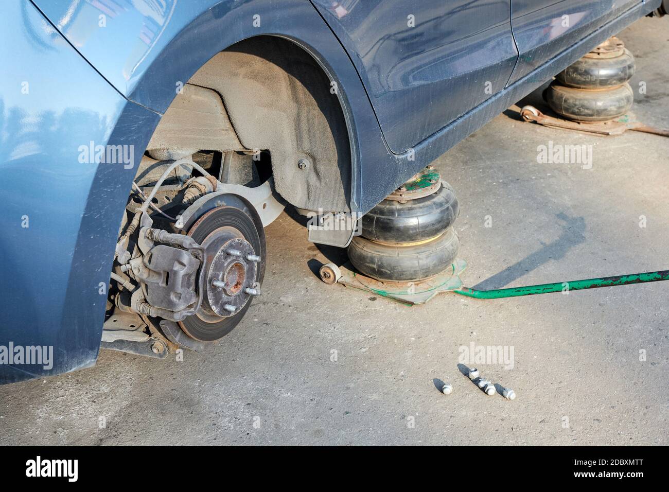 Coche levantado por un gato neumático Fotografía de stock - Alamy