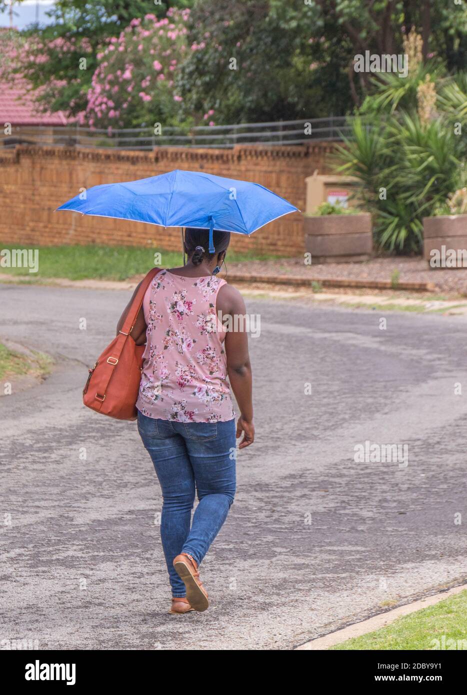 Señora con paraguas negro fotografías e imágenes de alta resolución -  Página 6 - Alamy