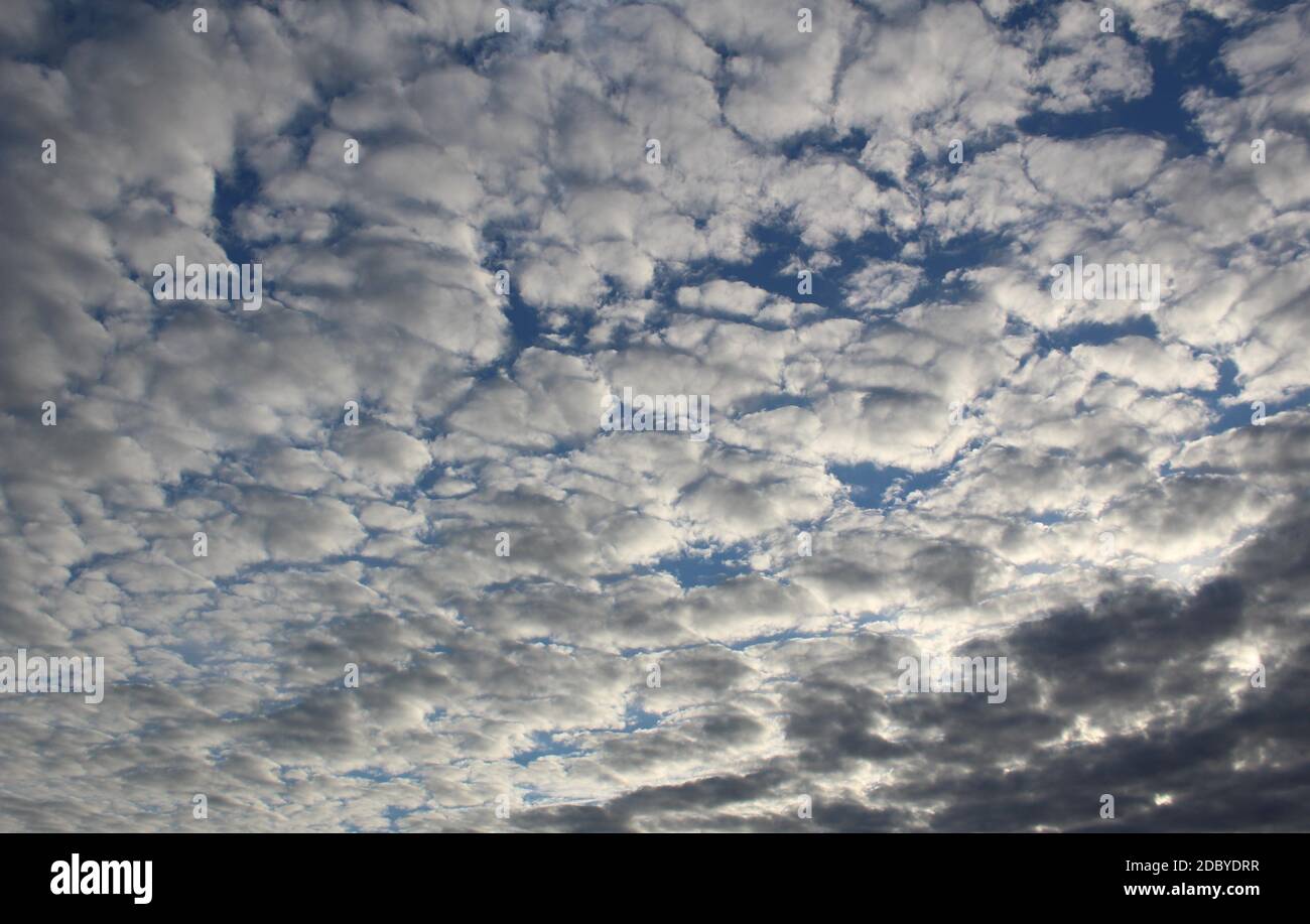 nubes grises y blancas en el cielo azul Foto de stock