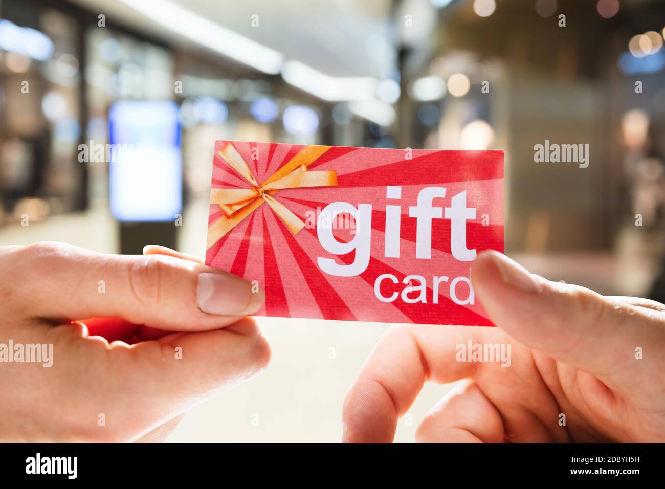 Dar una tarjeta de regalo o un vale en el centro comercial Fotografía de  stock - Alamy