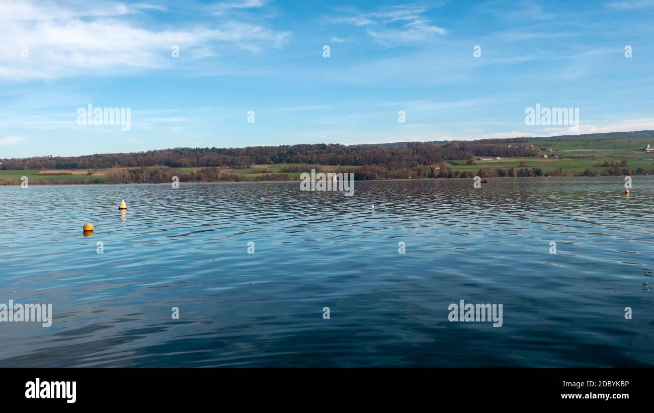 Panorama del lago Hallwil en un día de otoño Foto de stock