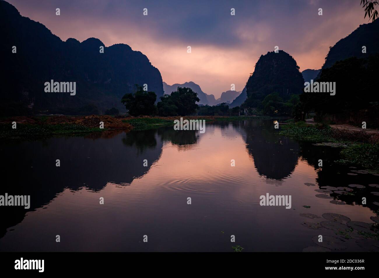 El paisaje de Ninh Binh con las cuevas de Tam Coc y Trang An al atardecer Foto de stock