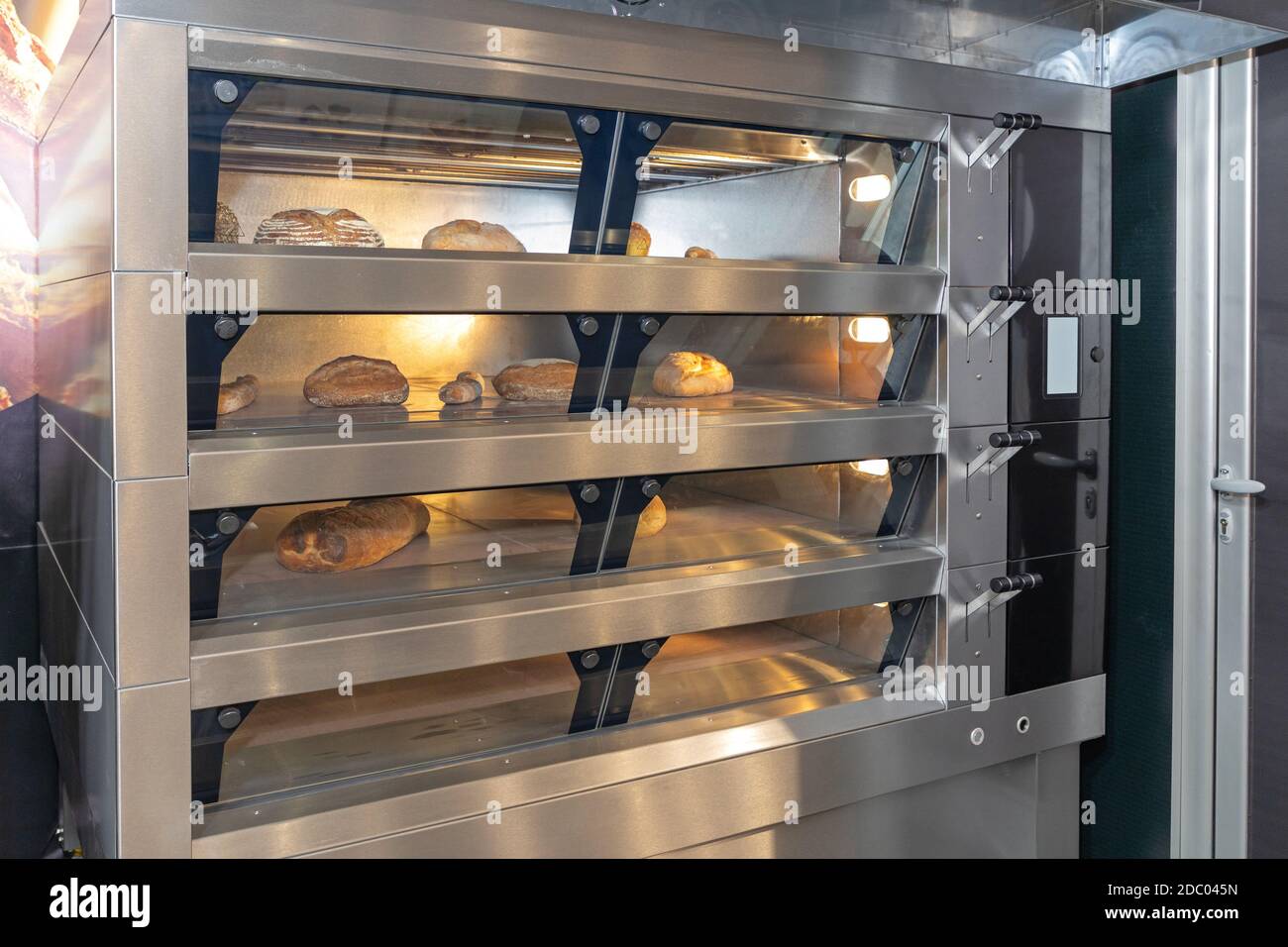 Horno de pan de varios niveles en la panadería grande Fotografía de stock -  Alamy