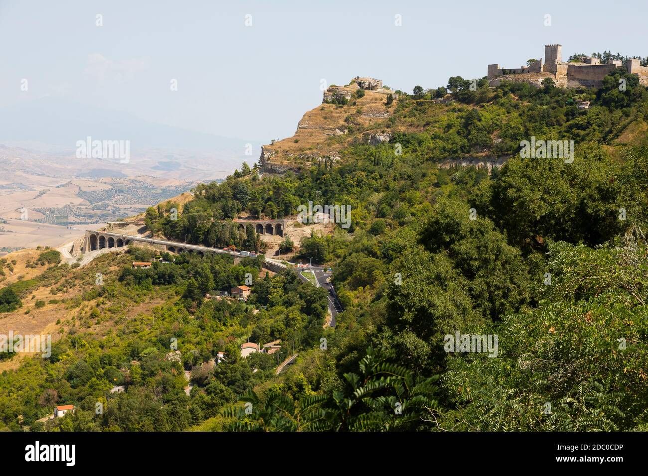 Sicilia, Italia. Vista espectacular de una iglesia en la cima de una colina en la ciudad histórica de Enna. Foto de stock