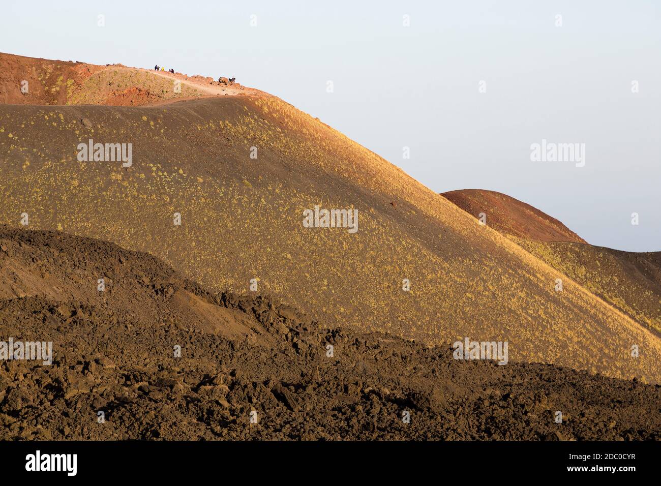 Sicilia, Italia. Los turistas exploran el borde del cráter silvestri inferiore en el Monte Etna. Foto de stock