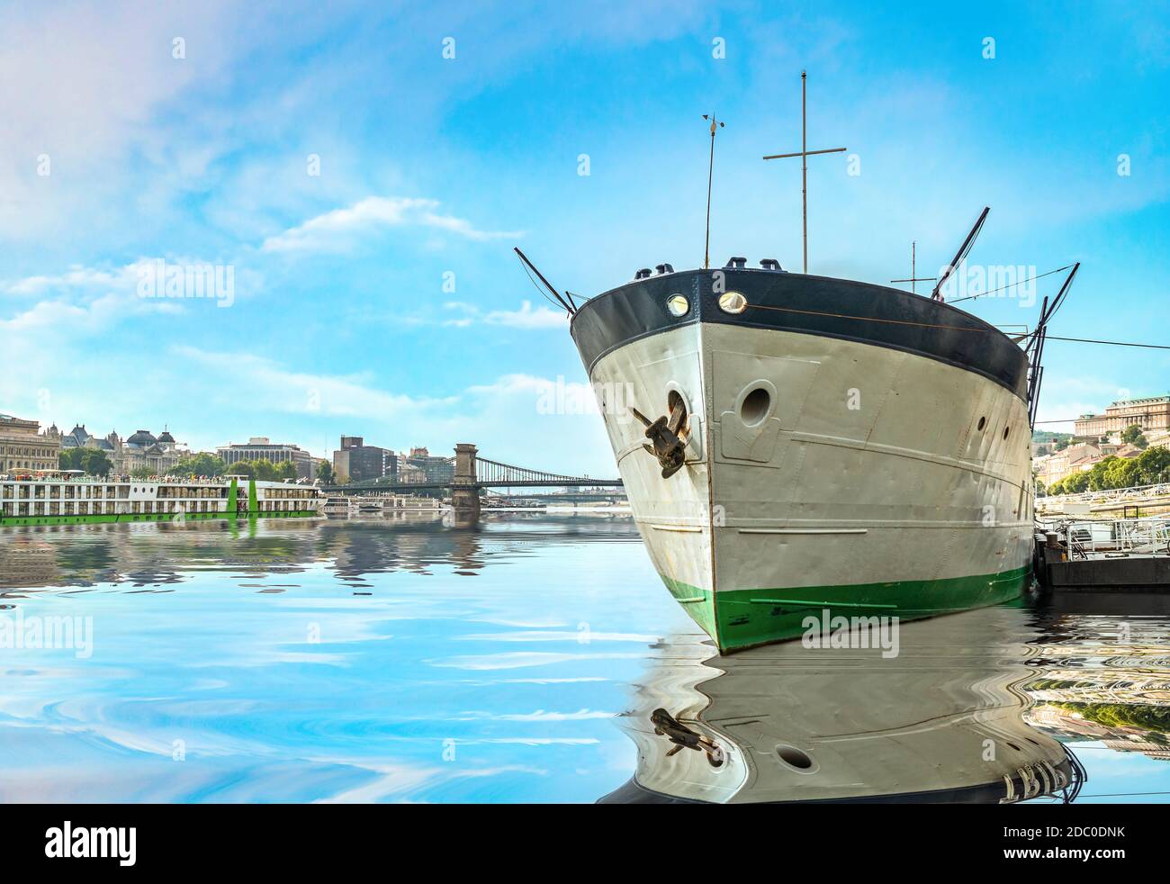 Gran barco amarrado en el puerto de Budapest Foto de stock