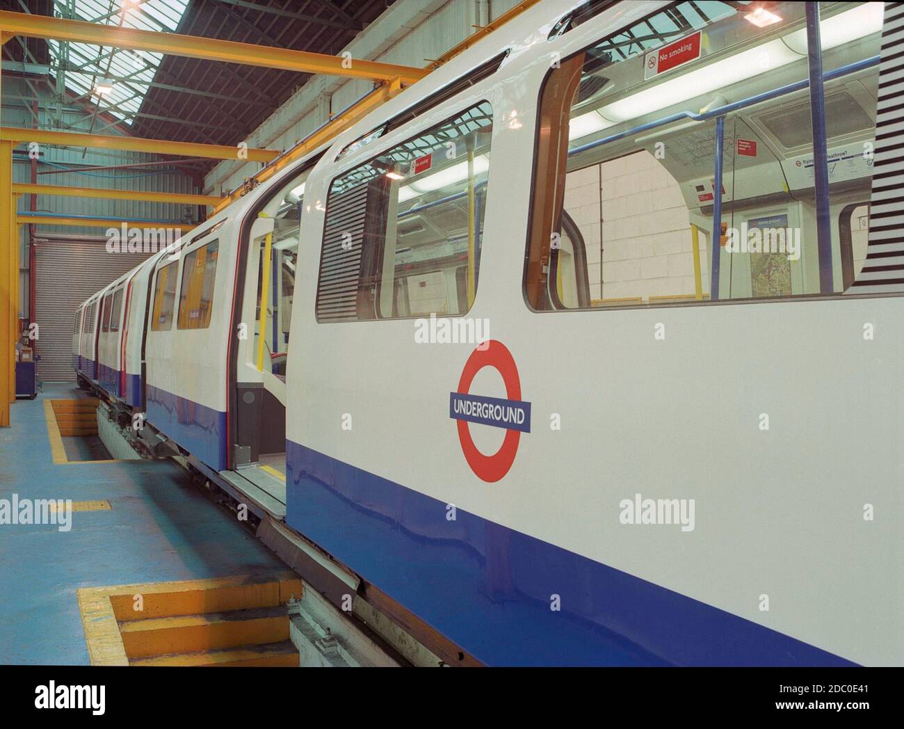 1998, renovación de trenes subterráneos de Londres, en Bombardier, Horbury, West Yorkshire, Northern England, Reino Unido Foto de stock