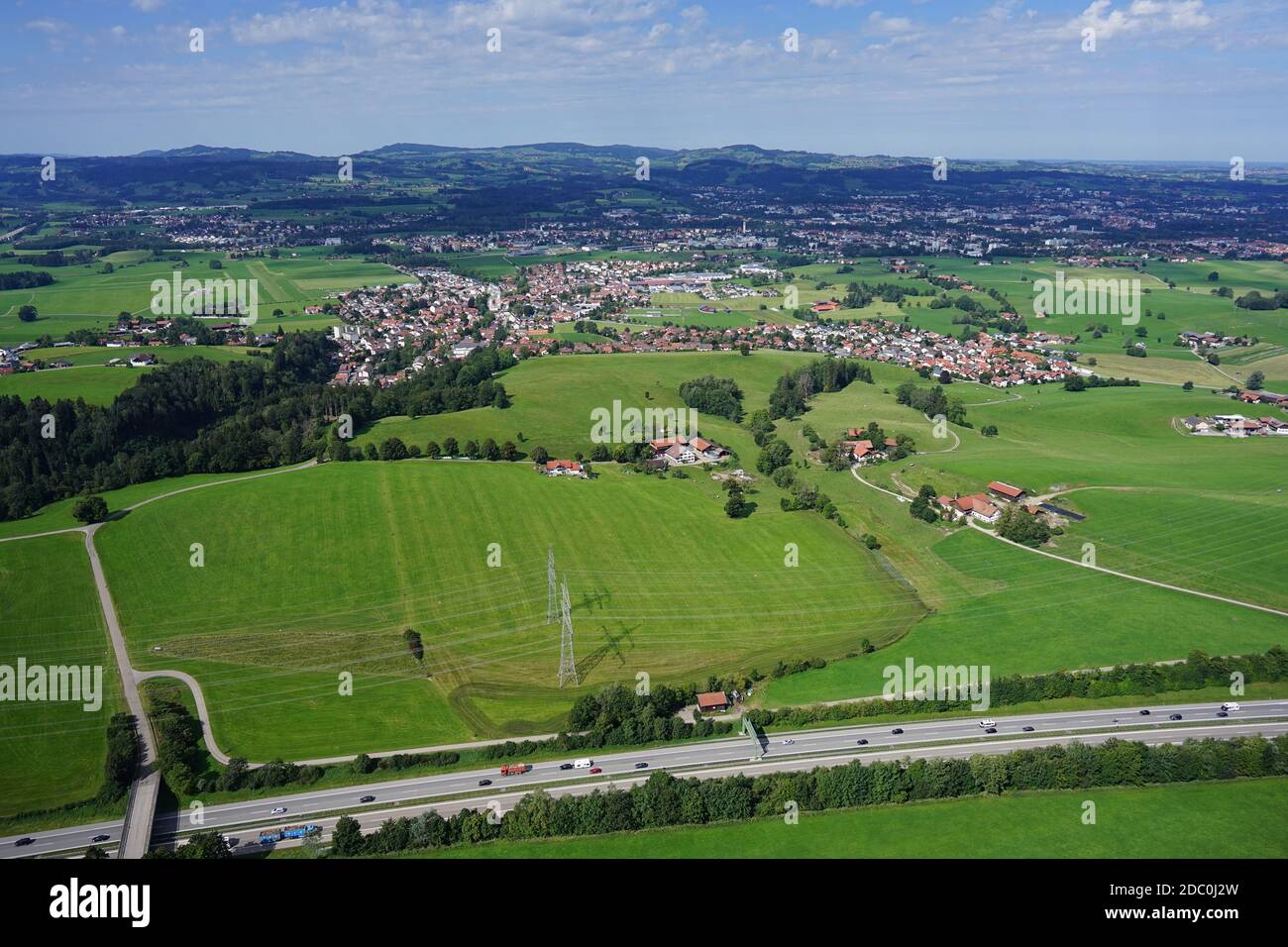 Vista aérea del paisaje con pueblos, carreteras y autopistas cerca de Kempten en la AllgÃ¤ Foto de stock