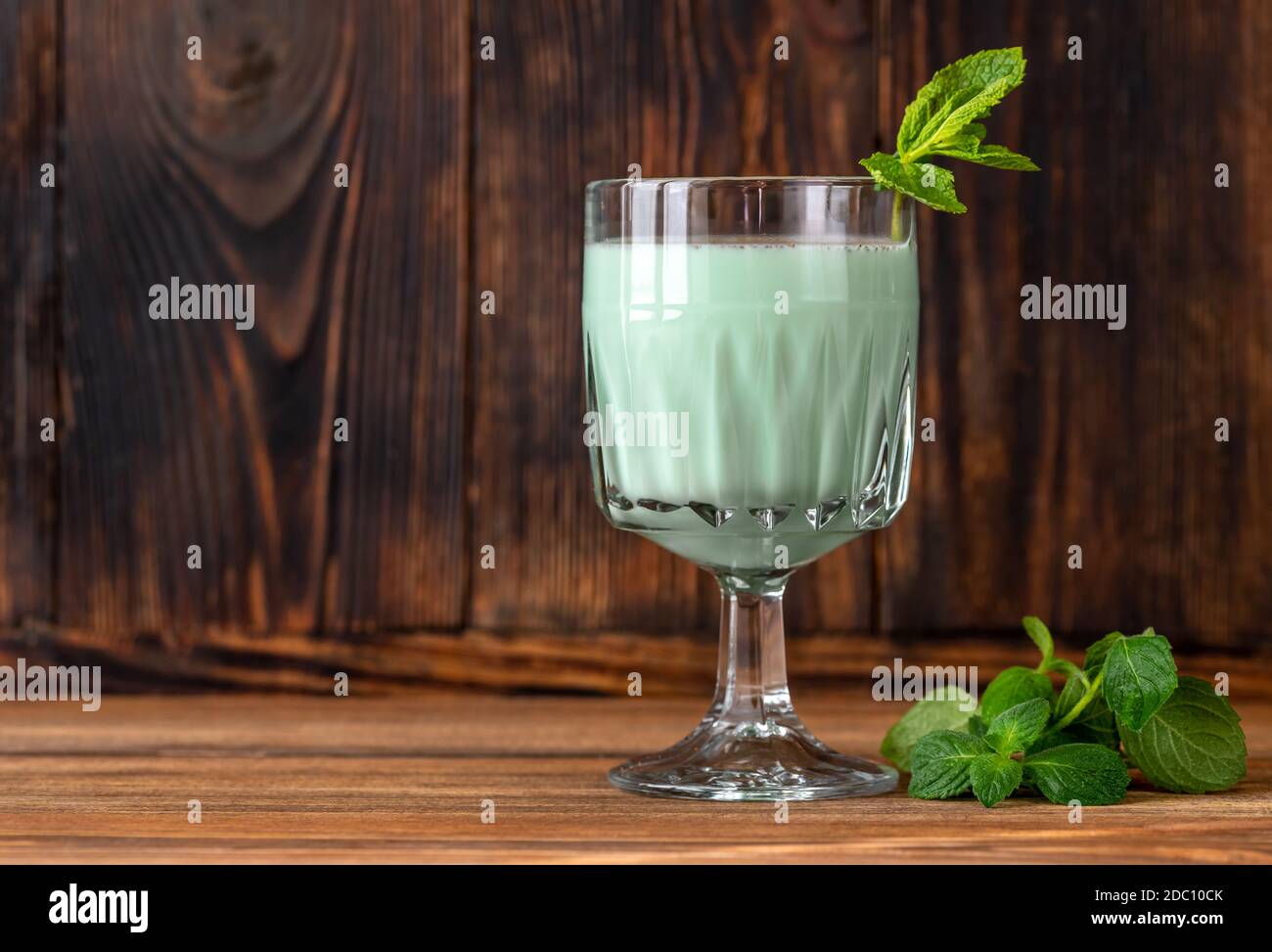 Copa de cóctel de saltamontes adornada con menta y chocolate rallado  Fotografía de stock - Alamy
