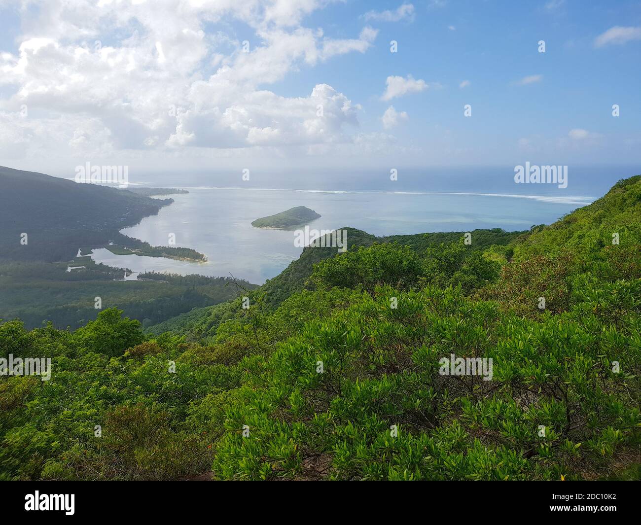 Ver en línea costera desde un sendero a la cima de la montaña Le Morne en Isla Mauricio Foto de stock