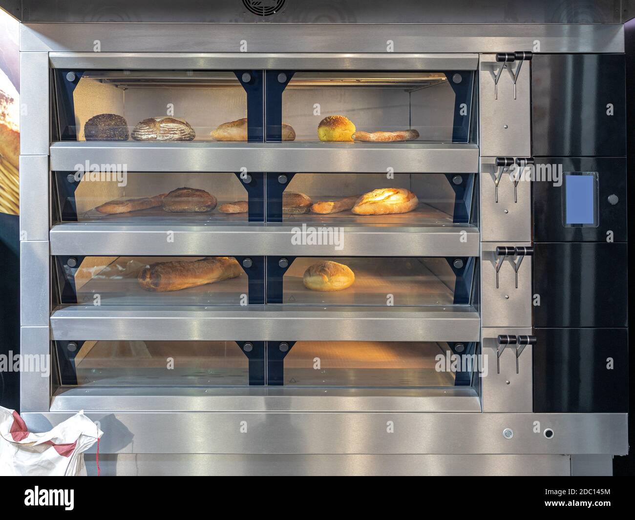 Horno de pan de varios niveles en la panadería grande Fotografía de stock -  Alamy
