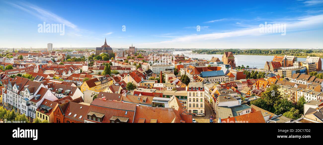 vista panorámica del centro de la ciudad de rostock, alemania Foto de stock