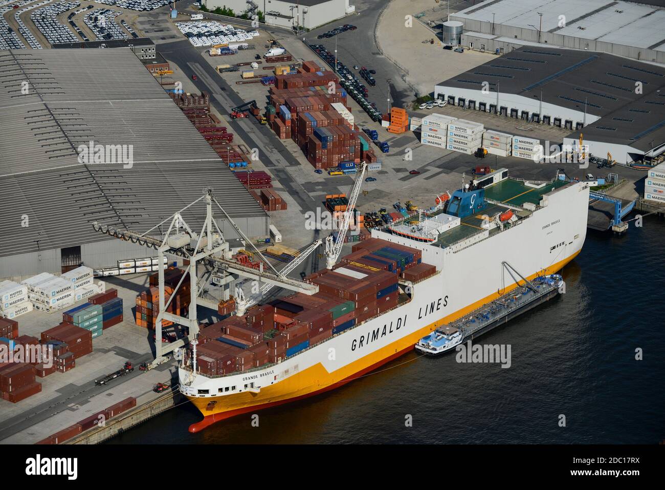 ALEMANIA Hamburgo puerto, contenedor y coche de exportación por barco, Roro roll on roll off buque de Grimaldi líneas / Deutschland Hamburgo, Hafen, AutoExport am Oswaldkai, RoRo Schiff der Grimaldi líneas Reederei Foto de stock