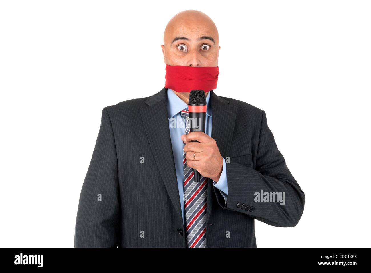 Hombre de negocios amordazado con un micrófono aislado en blanco Foto de stock