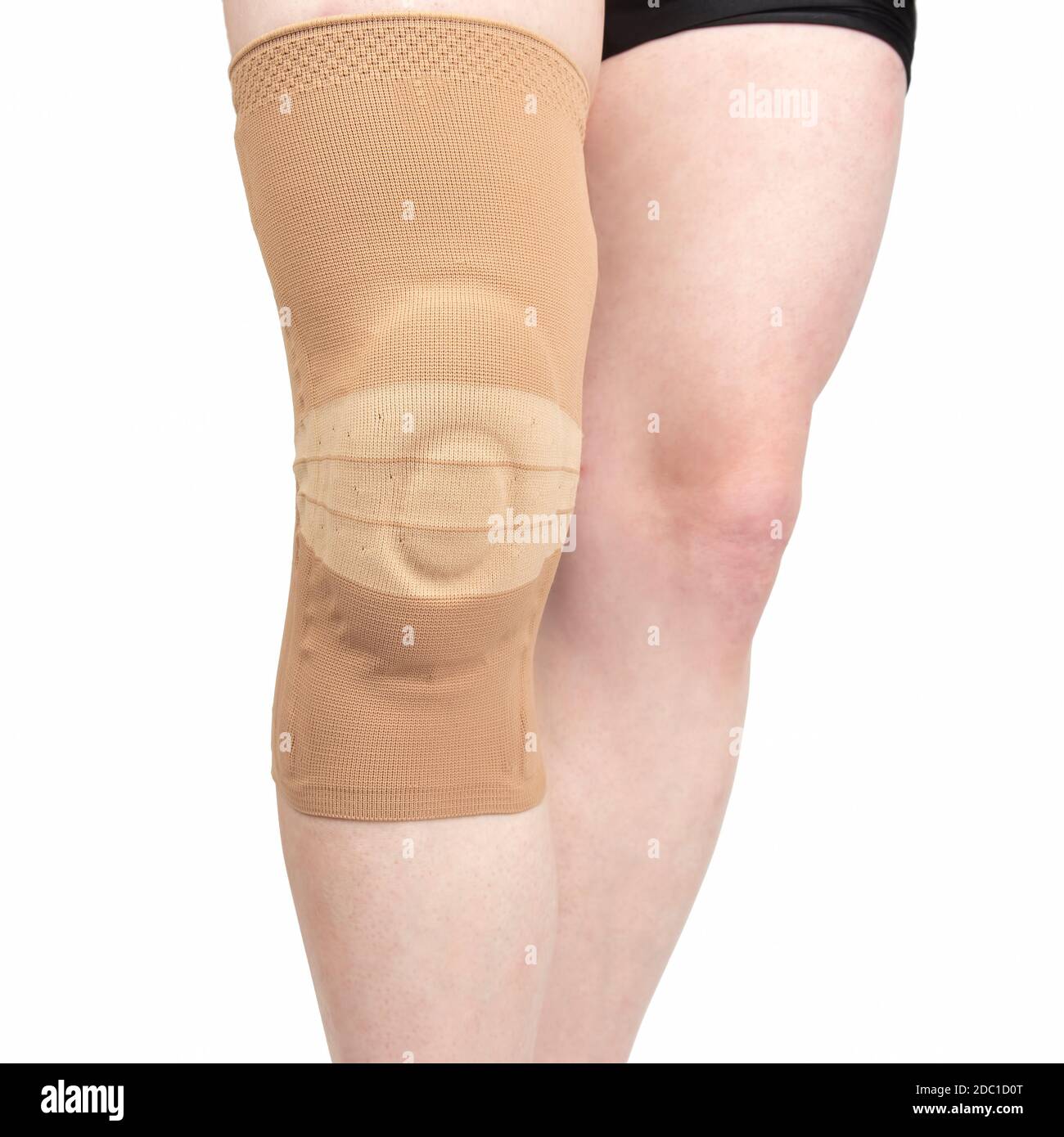 vendaje para fijar la rodilla lesionada de la pierna humana sobre un fondo  blanco. medicina y deportes Fotografía de stock - Alamy