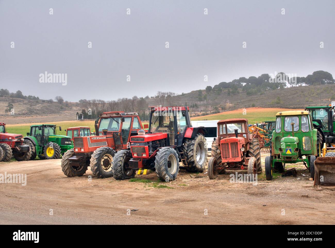 Tractores en Belmonte. Provincia de Cuenca. Castilla la Mancha. España.  Conjunto histórico artístico Fotografía de stock - Alamy