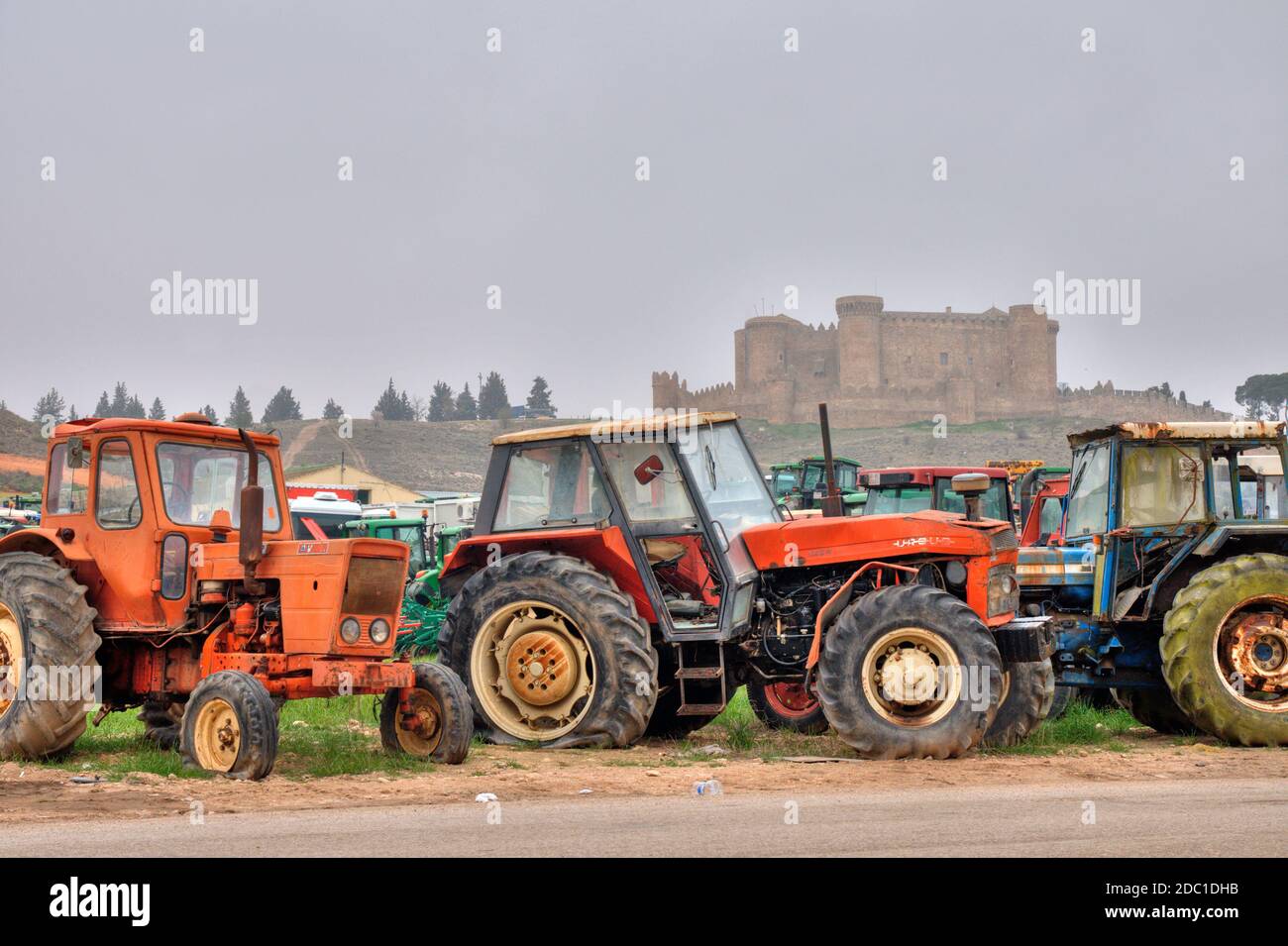 Tractores y castillo en Belmonte. Provincia de Cuenca. Castilla la Mancha.  España Fotografía de stock - Alamy