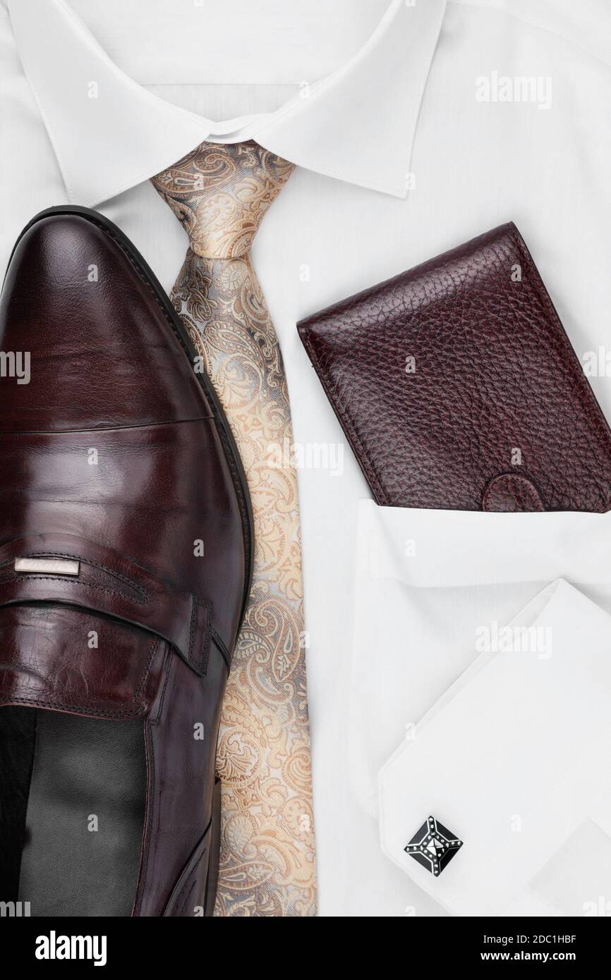 Accesorios clásicos para hombre: Camisa, corbata, zapatos, como telón de  fondo, vista superior Fotografía de stock - Alamy