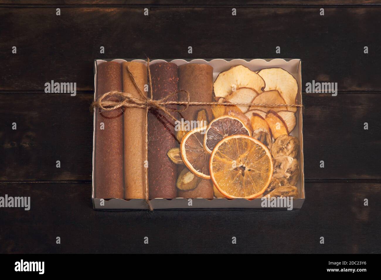 Bocadillos de fruta dulce en un paquete pastillas y fruta seca