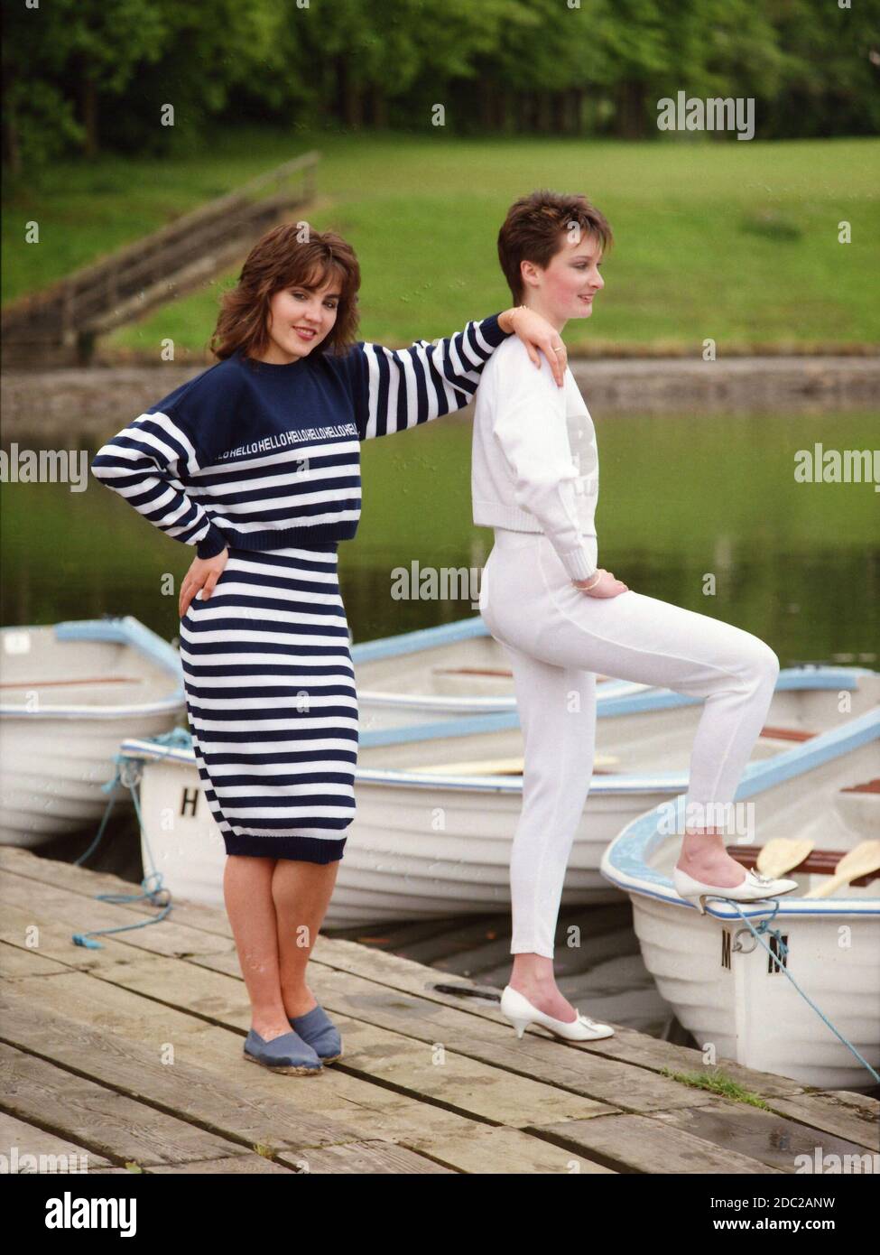 los modelos de la década de 1980 muestran ropa de punto con un tema  náutico, para una empresa de ropa de punto Fotografía de stock - Alamy