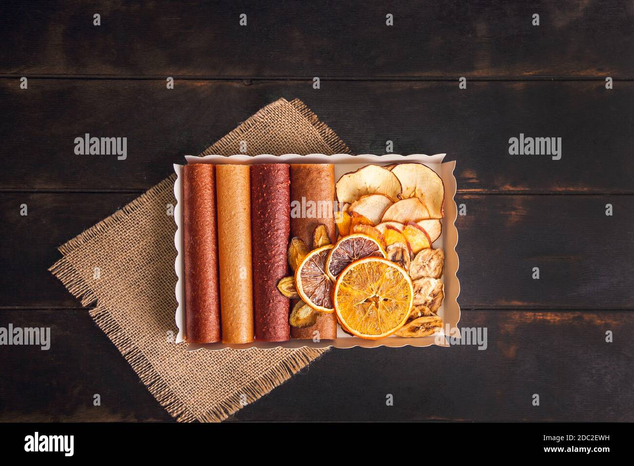 Bocadillos de fruta dulce en un paquete pastillas y fruta seca