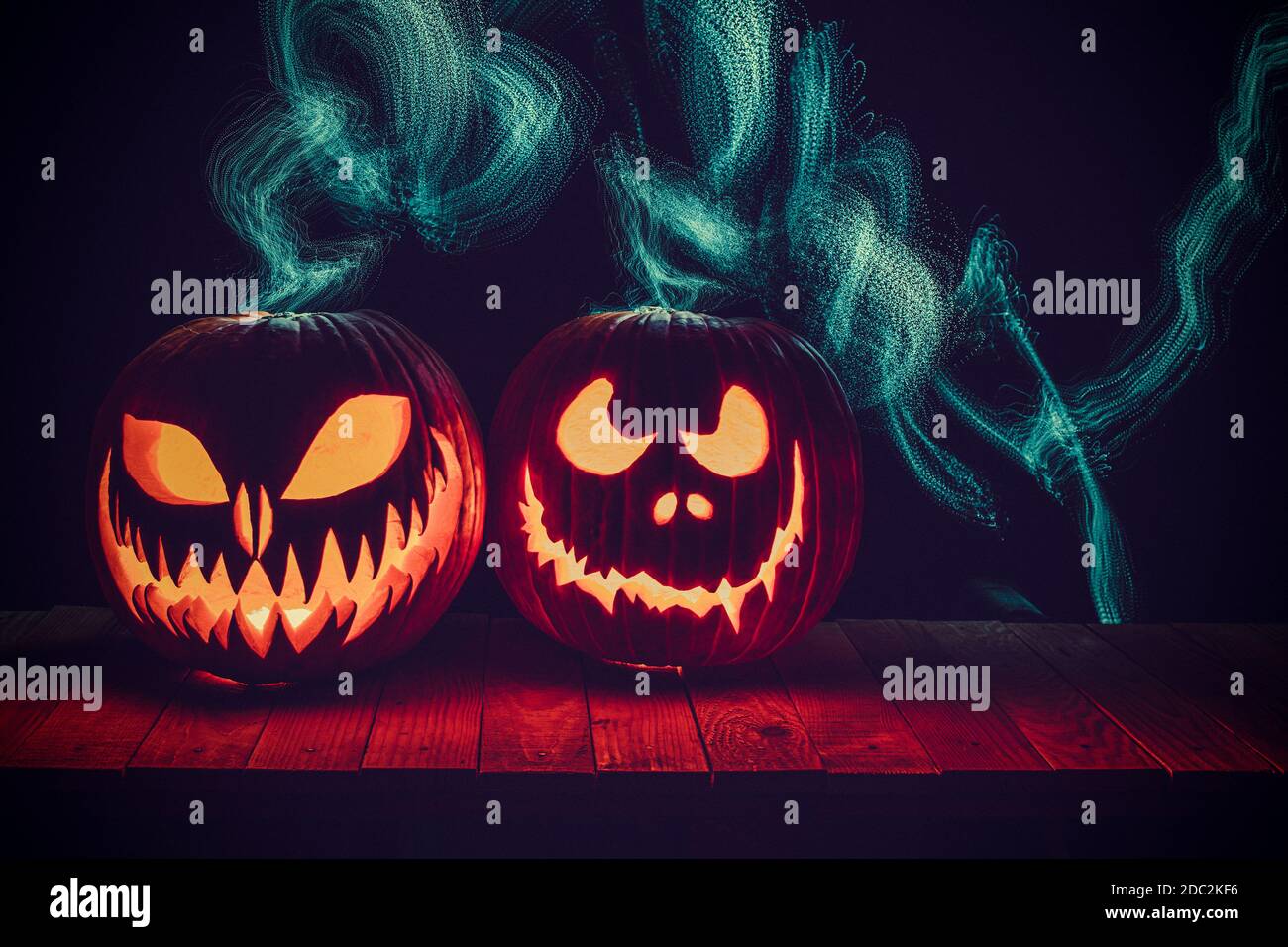 lámparas de halloween talladas en madera con luces en movimiento en el  fondo Fotografía de stock - Alamy