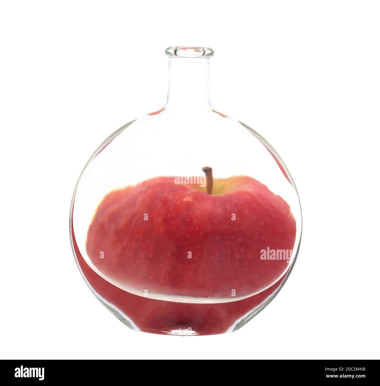 Botella de manzana. Distorsión, refracción a través del concepto de agua, conceptual. Foto de stock