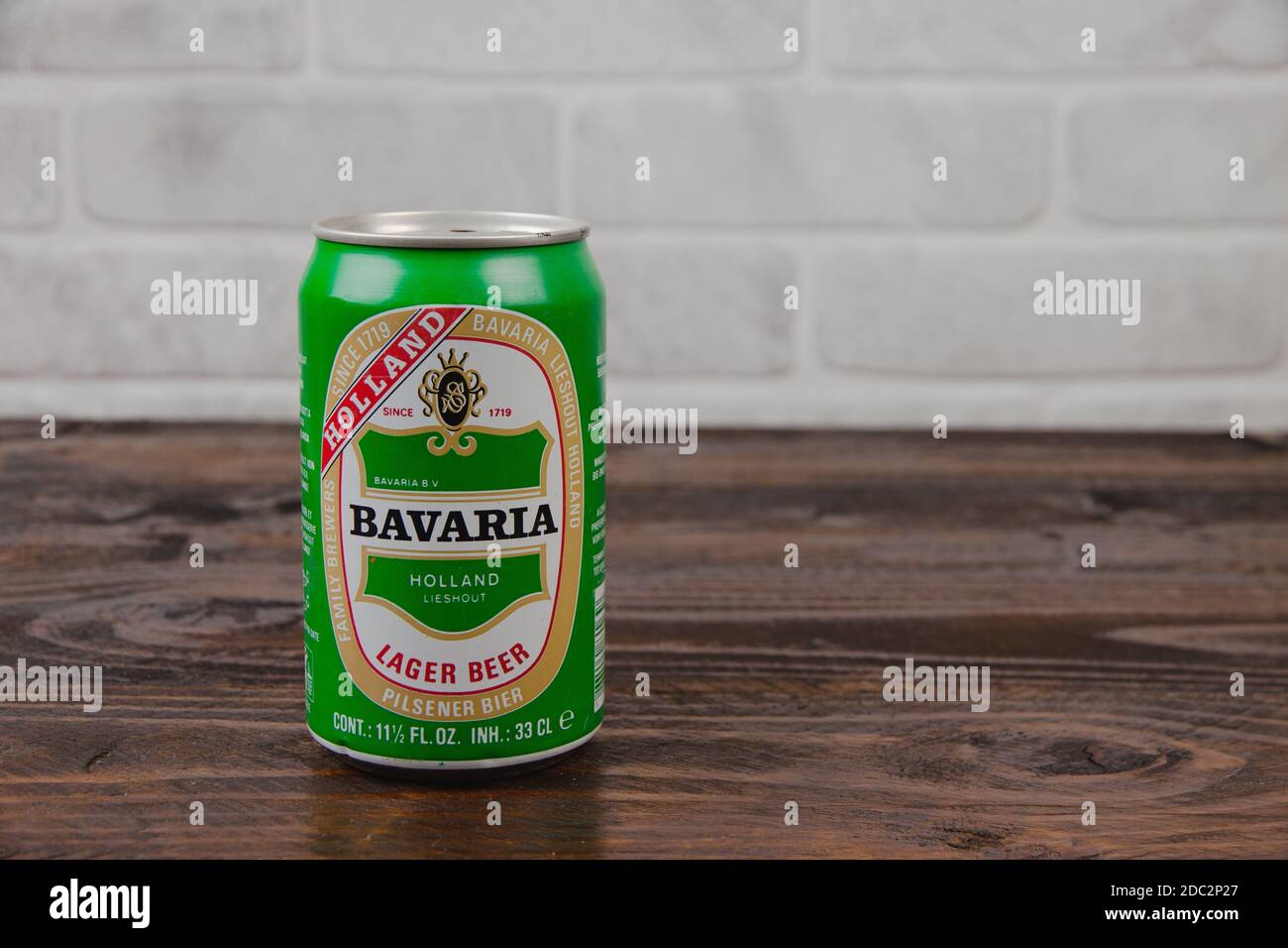 Una vieja lata de aluminio de la cerveza de Baviera Holanda contra el pared de ladrillo Foto de stock