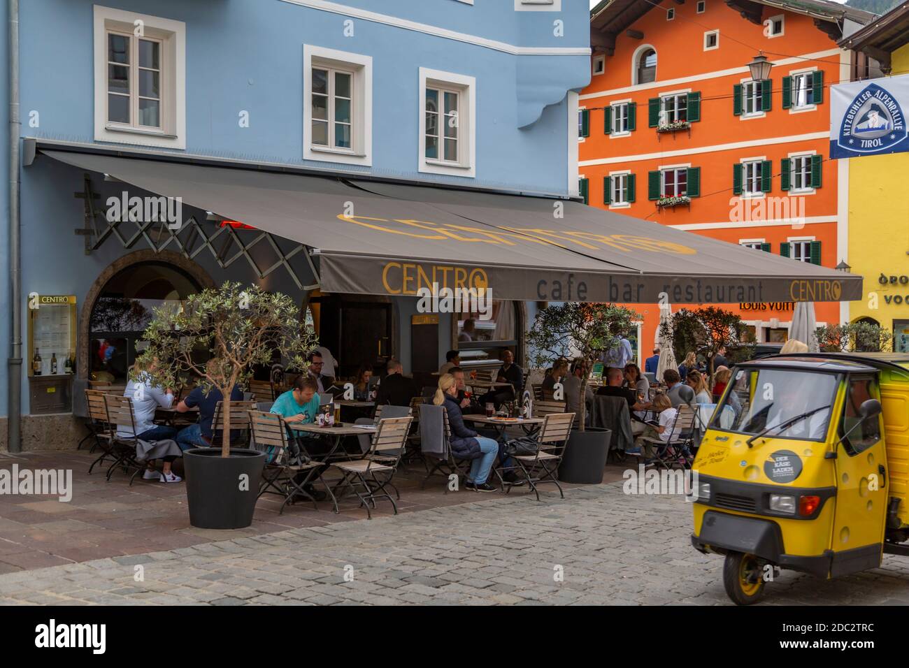 La vista de los visitantes disfrutar de bebidas fuera de cafe en Vorderstadt, Kitzbuhel, Austria Tirol Región Austria, Europa Foto de stock