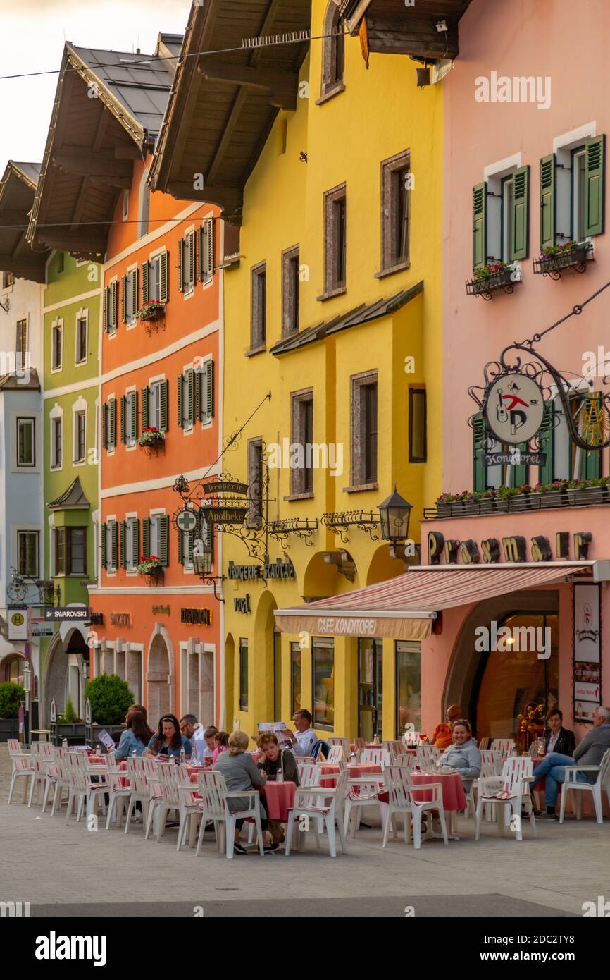 La vista de los visitantes disfrutar de bebidas fuera de cafe en Vorderstadt, Kitzbuhel, Austria Tirol Región Austria, Europa Foto de stock