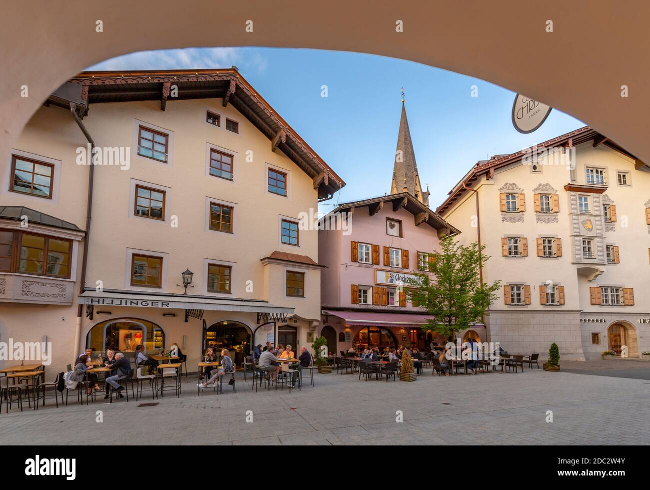 Vista de los visitantes disfrutando de bebidas fuera del café en Hinterstadt, Kitzbuhel, Región del Tirol austriaco, Austria, Europa Foto de stock