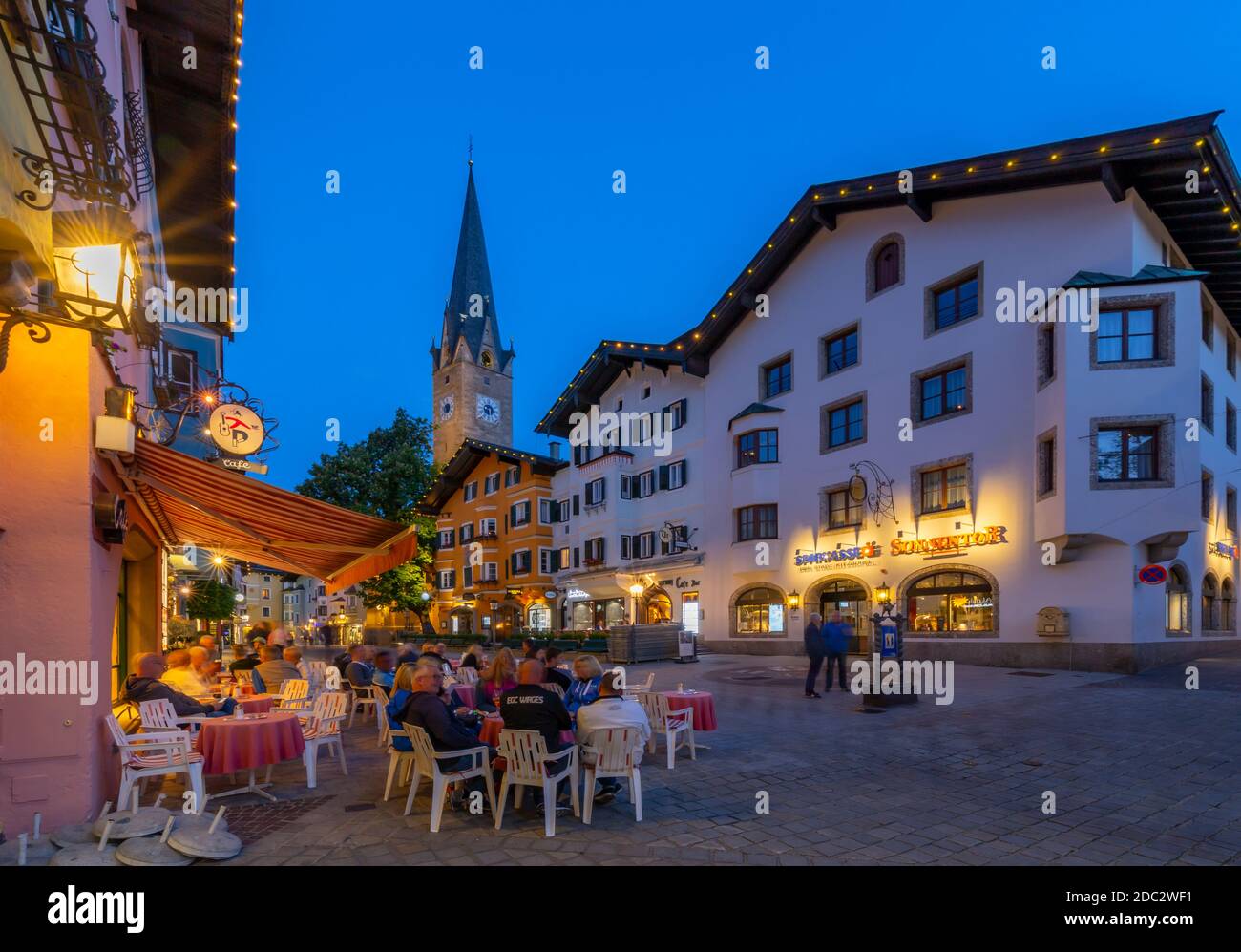 Vista de Katharinenkirche y café en Vorderstadt al atardecer, Kitzbuhel, Región del Tirol austriaco, Austria, Europa Foto de stock